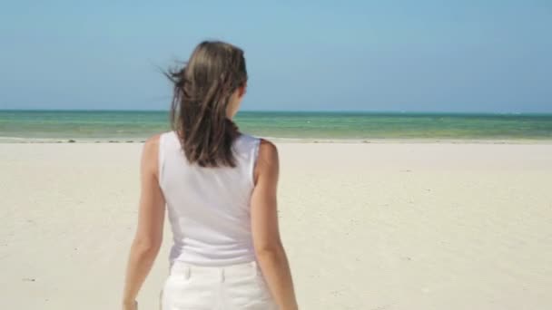 Mulher desfrutando bela praia — Vídeo de Stock