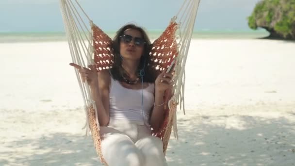 Woman listen  music on hammock — Stock Video