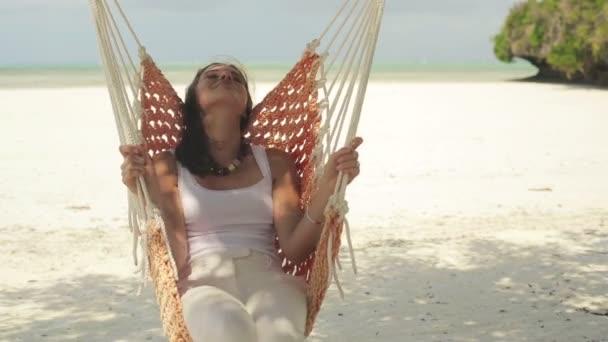 Woman relaxing on hammock — Stock Video