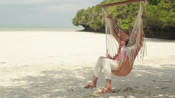 Mujer relajándose en hamaca — Vídeos de Stock