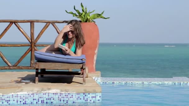 Femeie pe sunbed SMS-uri — Videoclip de stoc