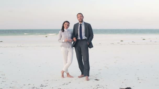 Счастливые бизнесмены на пляже — стоковое видео
