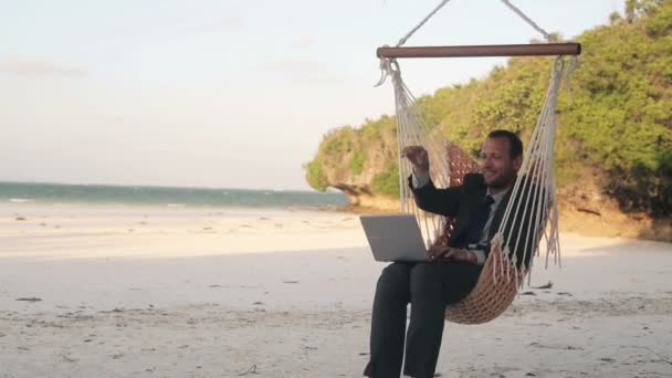 Бізнесмен закінчує роботу на ноутбуці — стокове відео