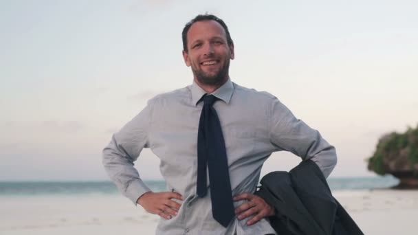 Happy businessman on beach — Stock Video