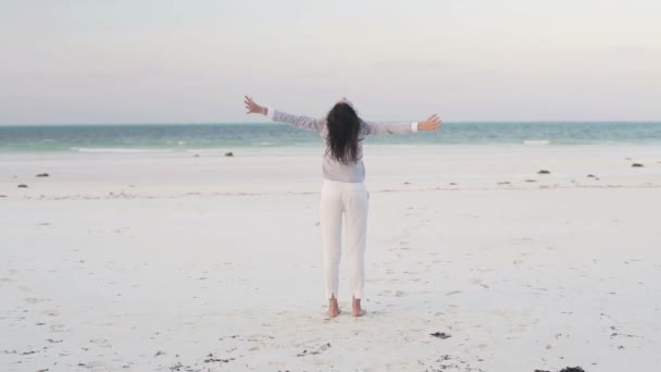 Жінка насолоджується красивим пляжем — стокове відео