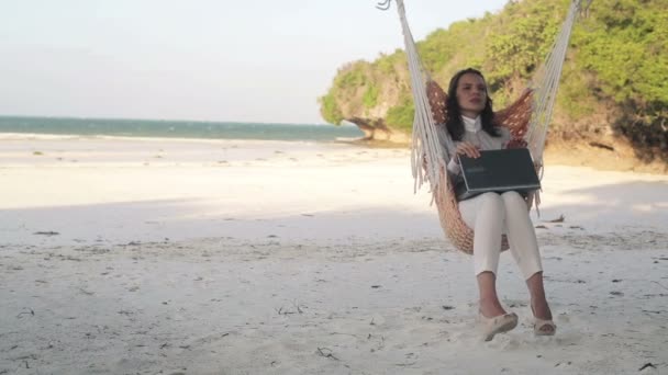 Businesswoman with laptop on hammock — Stock Video