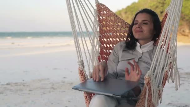 Бізнес-леді з ноутбуком на гамаку — стокове відео