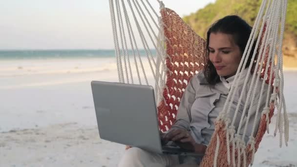 Businesswoman with laptop on hammock — Stock Video