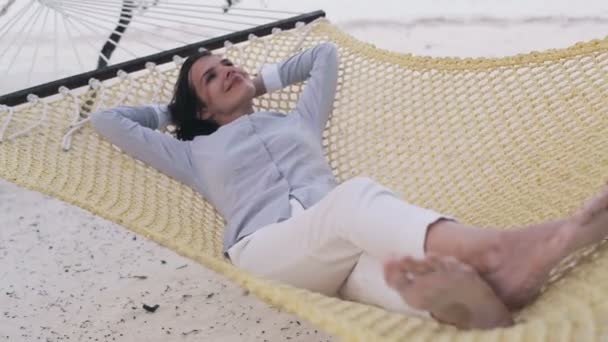 Mujer de negocios relajándose en la hamaca — Vídeo de stock