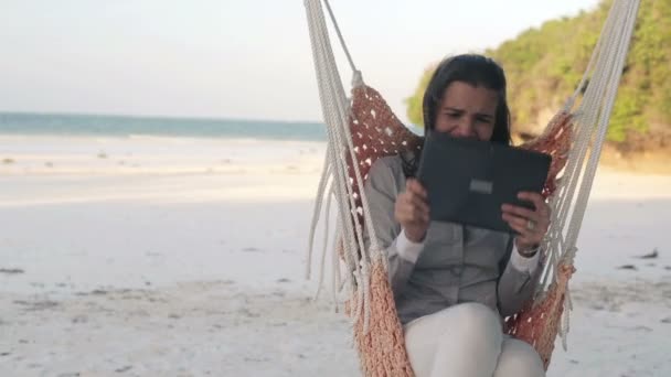 Бізнес-леді з планшетом на гамаку — стокове відео