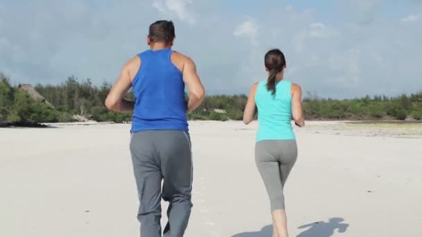 Пара пробежек по пляжу — стоковое видео