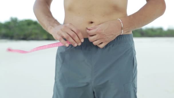 Man measuring his waist — Stock Video