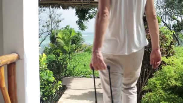 Adam otel bırakarak çanta — Stok video
