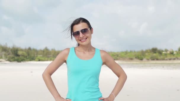 女人在海滩上慢跑 — 图库视频影像