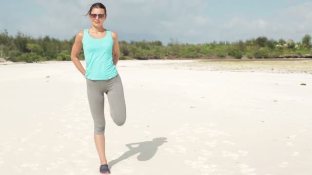 Ćwiczenia przed jogging kobieta — Wideo stockowe
