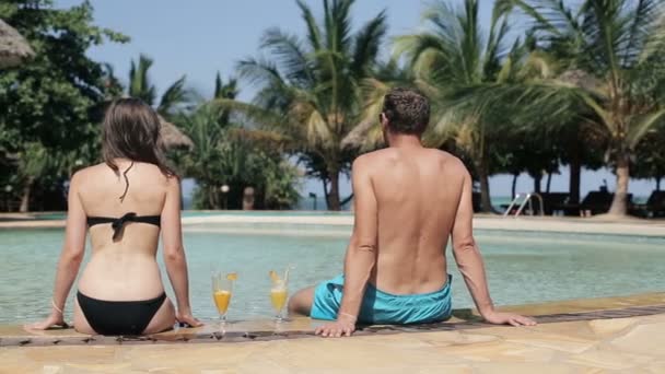 Couple relaxing  with tasty cocktails — Stock Video