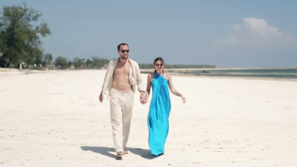 Paar verliefd op strand — Stockvideo