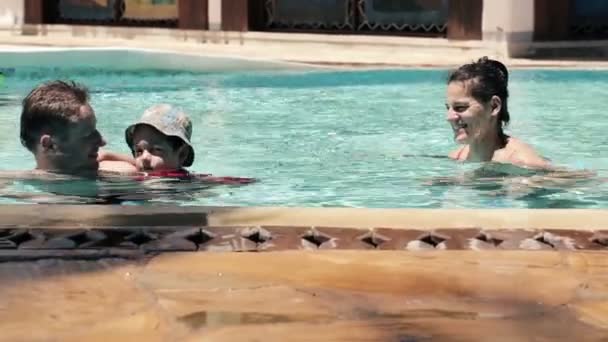 수영장에서 수영 하는 가족 — 비디오