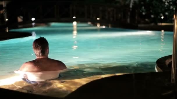 Muž sedící v bazénu — Stock video
