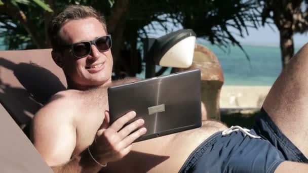 Człowiek na czacie na komputerze typu tablet — Wideo stockowe