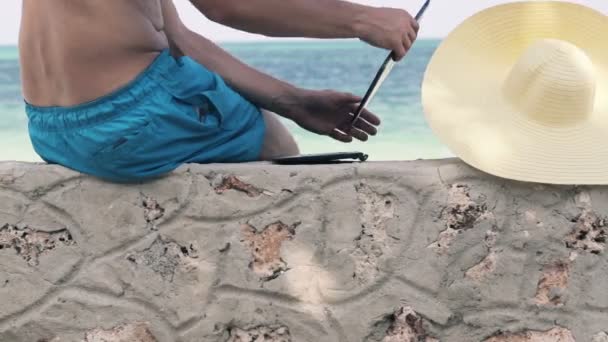 Hombre con portátil en la playa — Vídeos de Stock