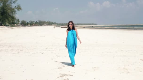 Woman turning round on beach — Stock Video