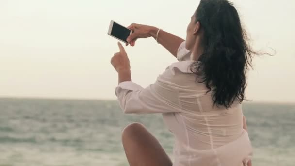 Mujer tomando fotos de mar — Vídeo de stock