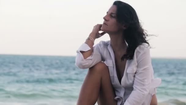 Sad woman sitting by beach — Stock Video