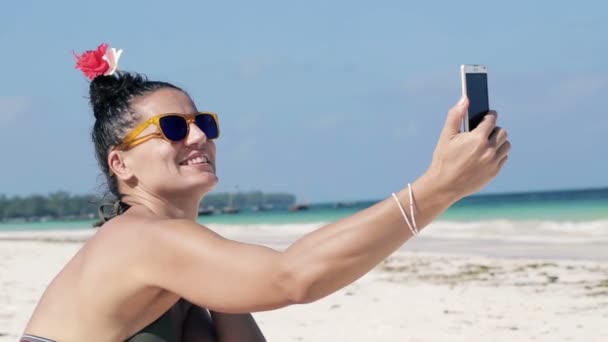 Mulher tirando foto de si mesma — Vídeo de Stock