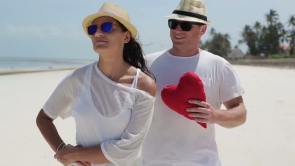 Mann schenkt seiner Freundin Herz — Stockvideo