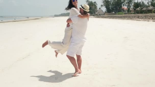 Pareja enamorada en la playa — Vídeo de stock