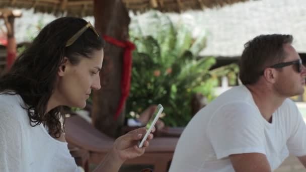 Mujer con smartphone y novio — Vídeo de stock