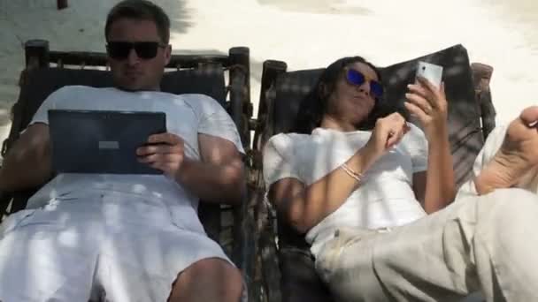 Pareja con tablet y smartphone — Vídeo de stock