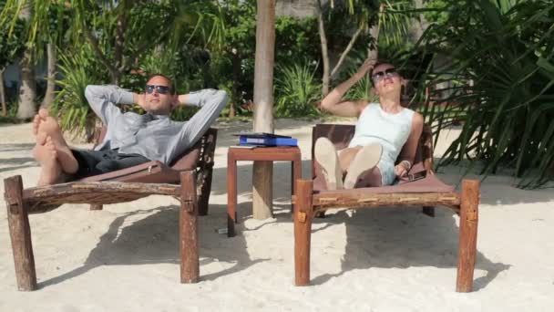 Couple d'affaires relaxant sur chaises longues — Video