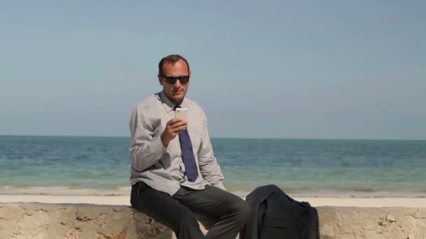 Homme d'affaires avec smartphone — Video