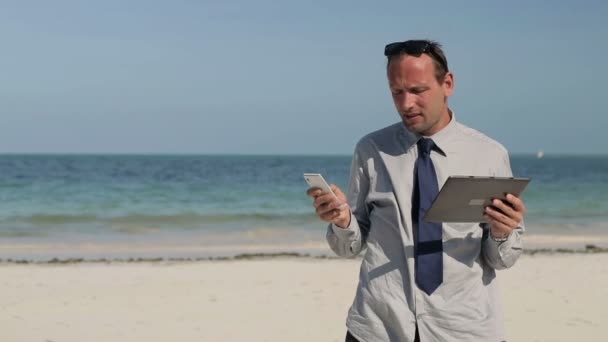 Businessman with tablet and smartphone — Stock Video