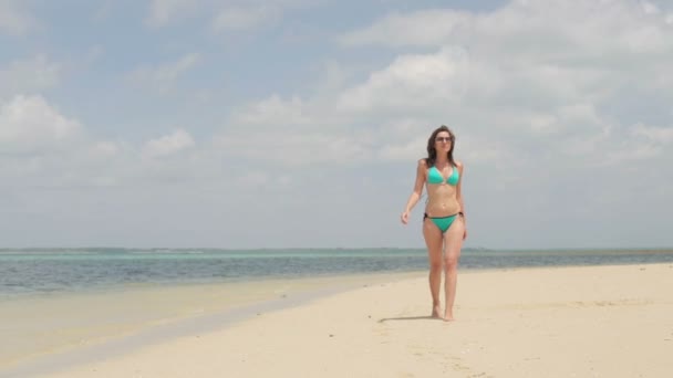 Donna in bikini che cammina sulla spiaggia — Video Stock