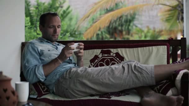 Homme avec smartphone boire du café — Video