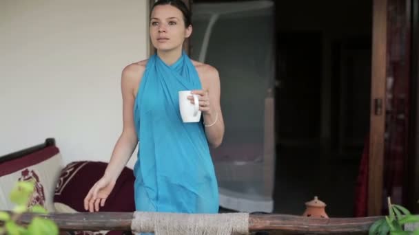 Krásná žena pije kávu — Stock video