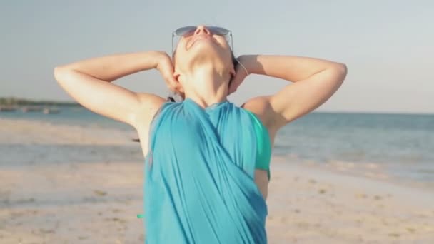 Frau dehnt sich am exotischen Strand — Stockvideo