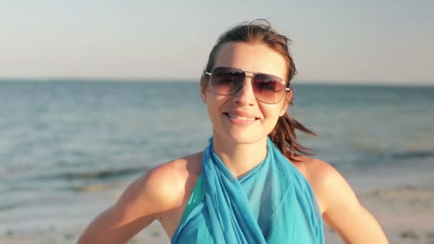 Gelukkige vrouw permanent op exotische strand — Stockvideo
