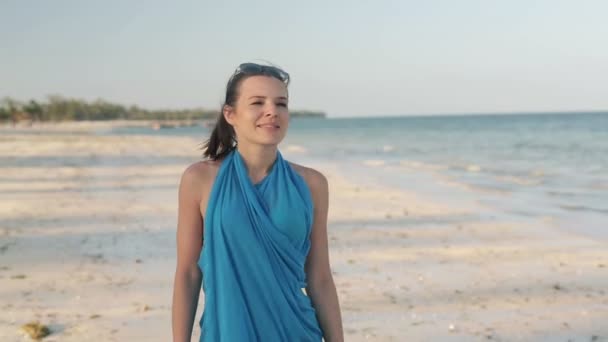 Mujer feliz caminando — Vídeos de Stock