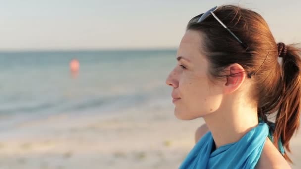 Mujer triste de pie en la playa — Vídeo de stock