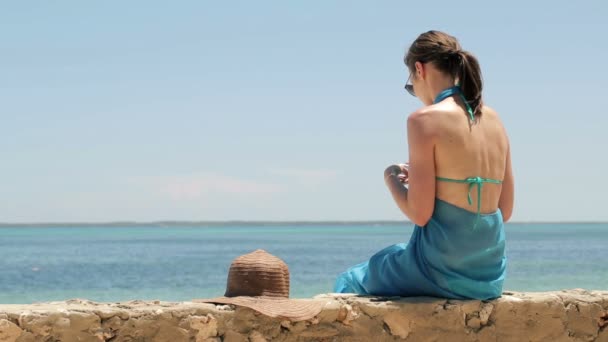 Жінка робить селфі зі смартфоном — стокове відео
