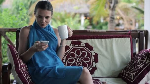 Donna con smartphone bere caffè — Video Stock