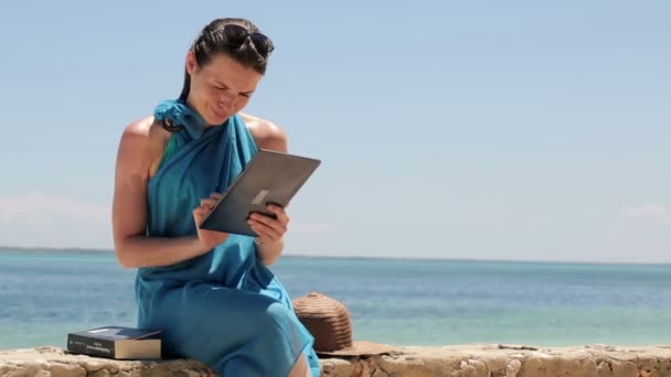 Femme avec ordinateur tablette — Video