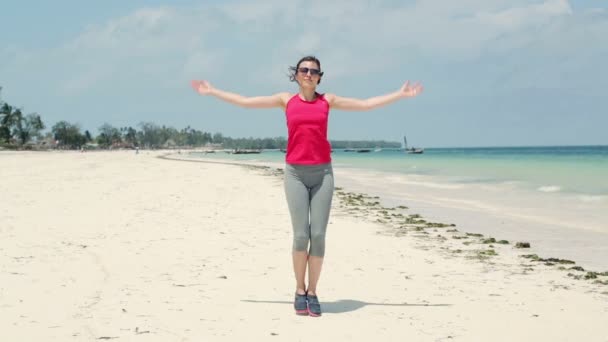 Mulher se exercitando na praia exótica — Vídeo de Stock