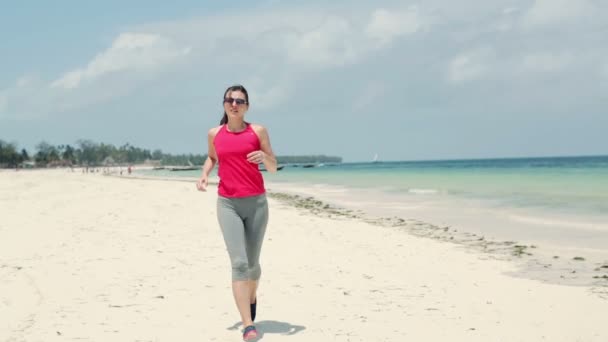 Mujer lesionada durante el jogging — Vídeos de Stock