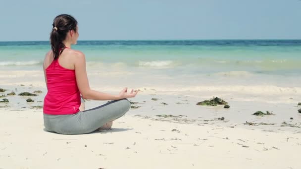 Mujer meditando en la playa — Vídeos de Stock