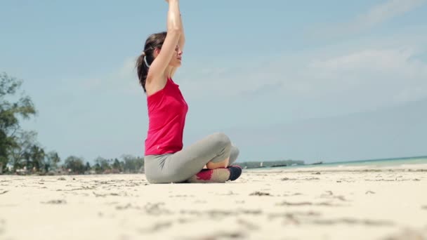 Mulher meditando na praia — Vídeo de Stock